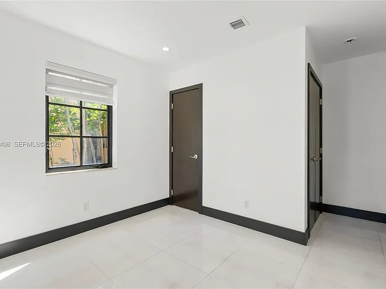 519 Alhambra Cir — Photo 45