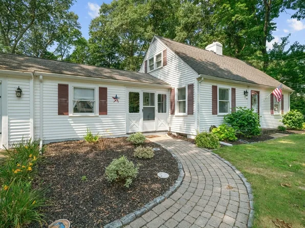 32 Anawan Rd, North Attleboro, MA 02760