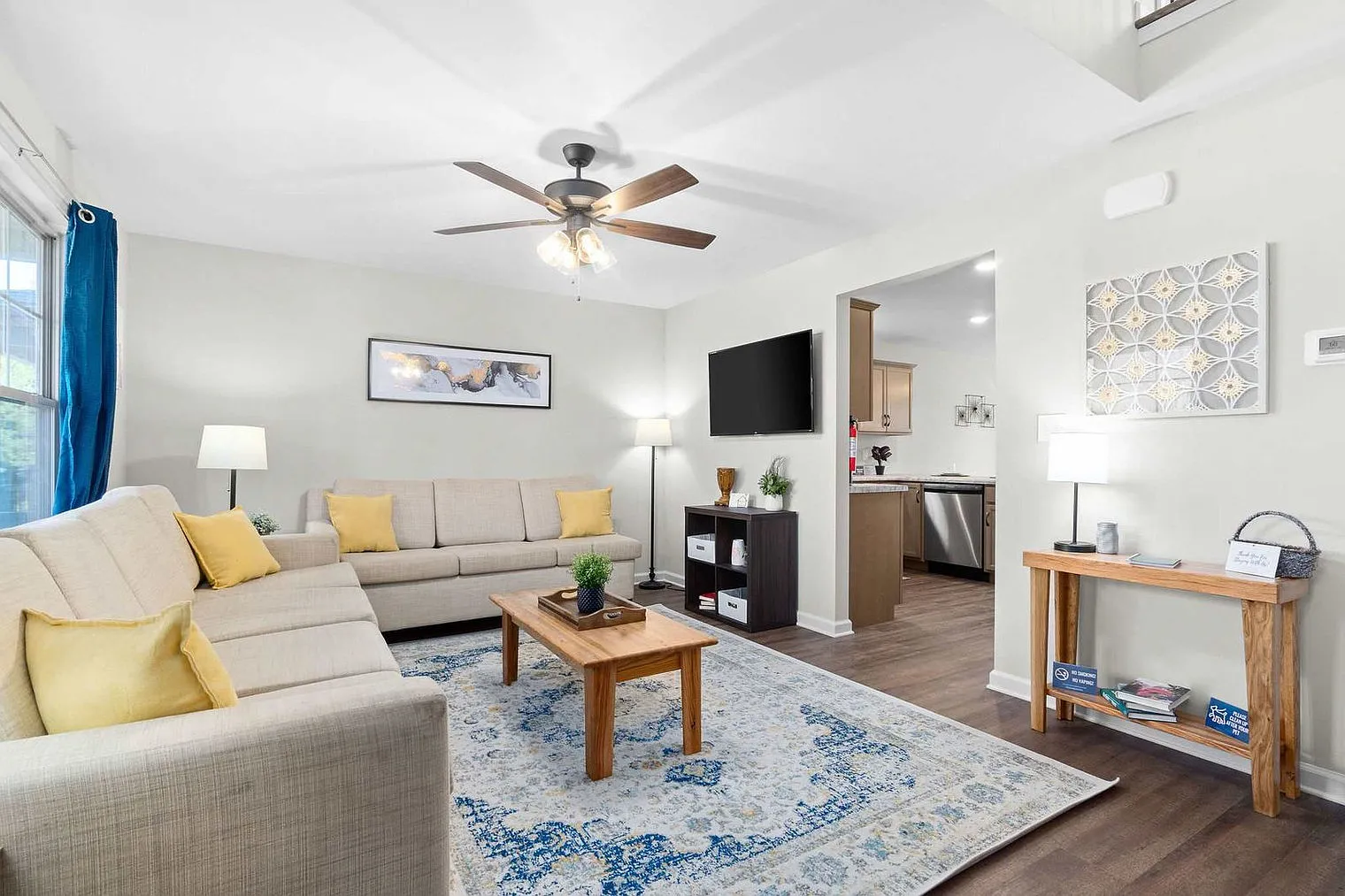 3 bed, 2.0 bath, 1377 sqft, $2,237 — Photo 2