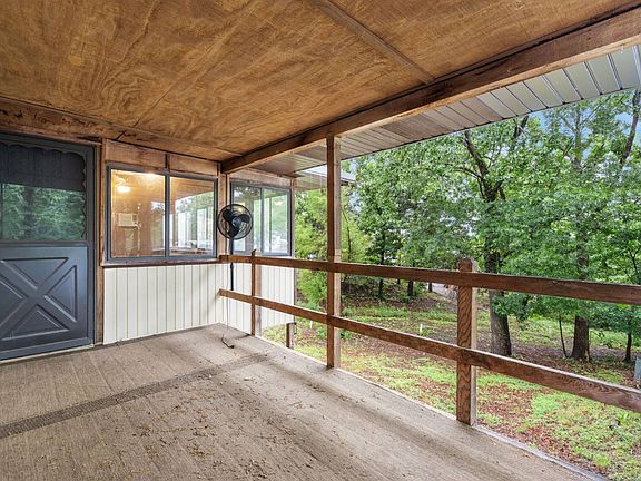 4th image of 123 Coachlight Ln