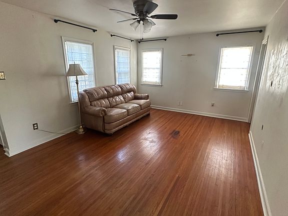 4th image of 906 Hardin St
