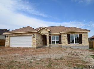 137 N 1st St, Floresville, TX 78114