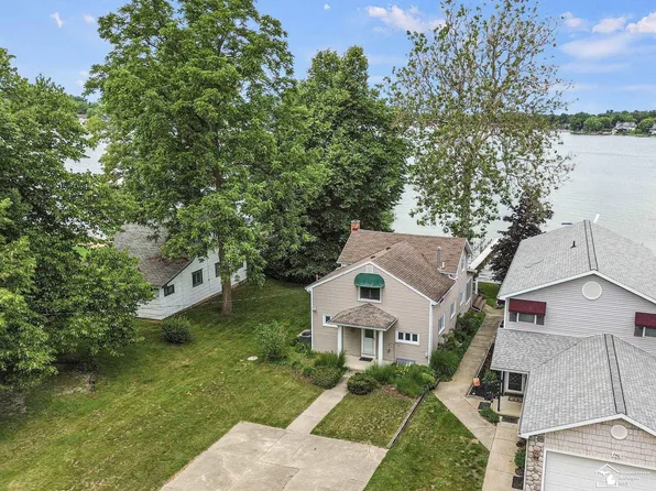 736 Lakeview Dr, Clarklake, MI 49234