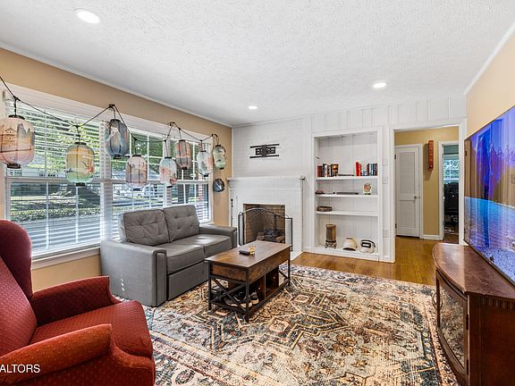 3rd image of 941 Rosedale Ave