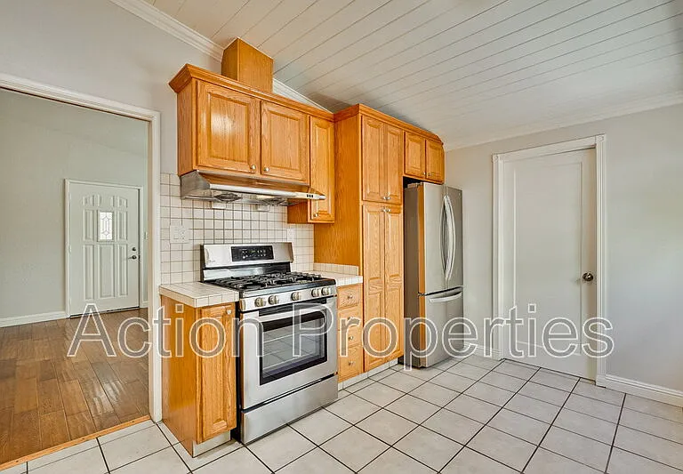 1125 Burgoyne St — Photo 8