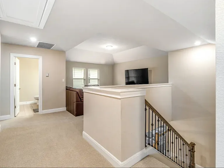 Birkshire Dr — Photo 19