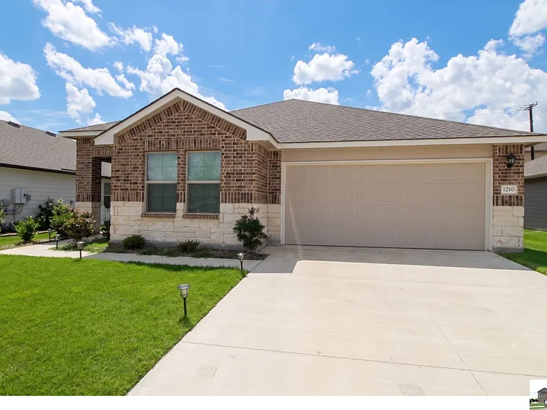 1210 Lindsey Dr — Photo 1