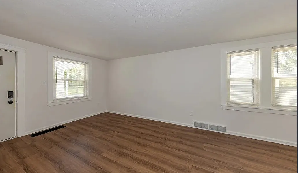3 bed, 1.5 bath, 1171 sqft, $2,000 — Photo 3