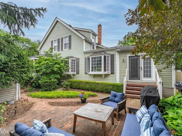 357 Roosevelt Pl, Grosse Pointe, MI 48230