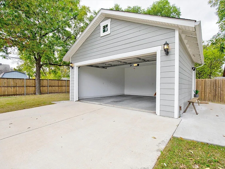 2700 Gladstone Dr — Photo 30