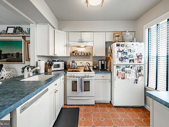 5th image of 308 Sedgefield Dr