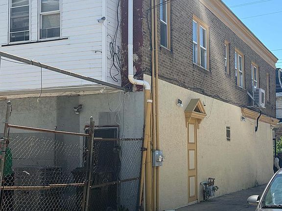 4th image of 227 Main St