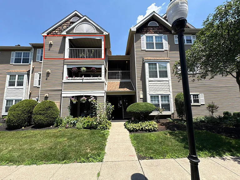 72304 Delaire Landing Rd #304 — Photo 2
