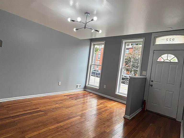 922 W Lombard St — Photo 1