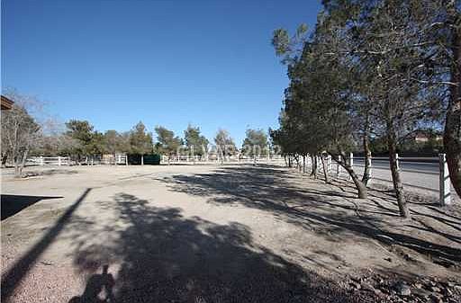 4th image of 7620 N Torrey Pines Dr