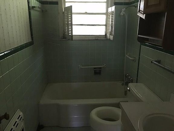 5th image of 1206 E Elm St