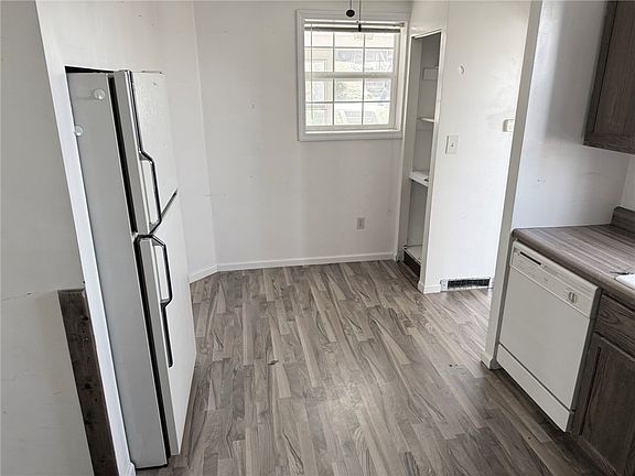 4th image of 819 Toman Ave