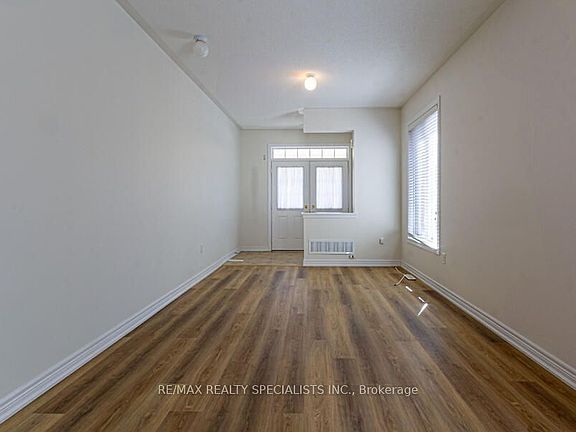 4th image of 183 Huddlestone Cres