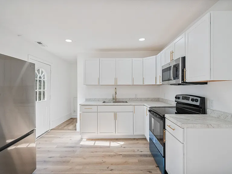 634 S Union St — Photo 4