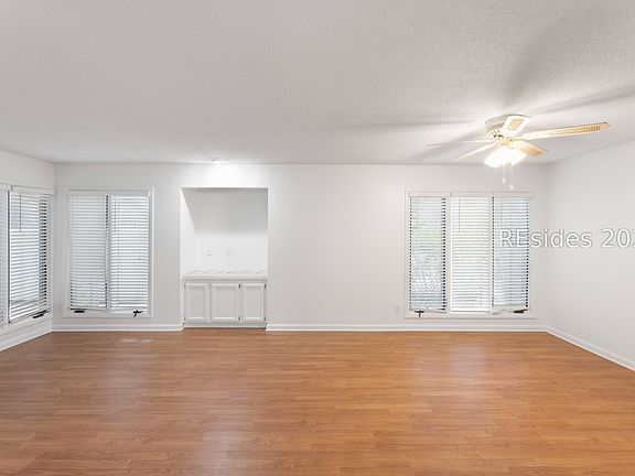 4th image of 20 Queens Folly Rd Unit 1652