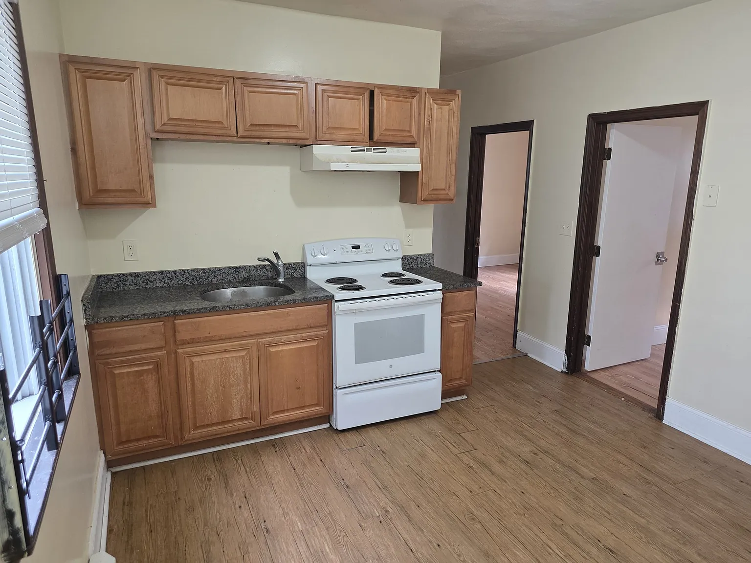 3 bed, 1.0 bath, 900 sqft, $3,300 — Photo 2