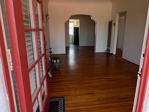 3rd image of 910 9th St