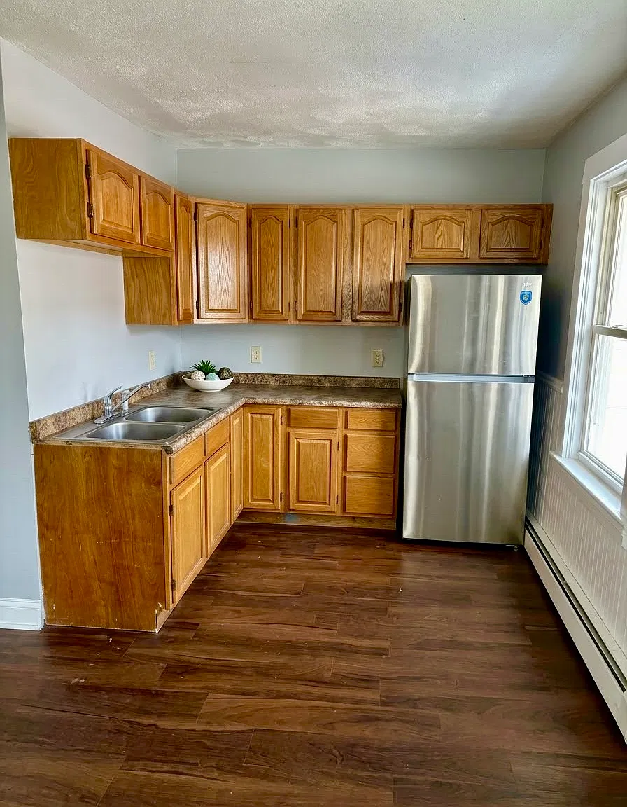 3 bed, 1080 sqft, $2,200 — Photo 2