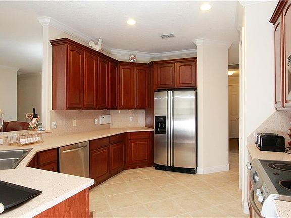 3rd image of 555 Shorehaven Dr