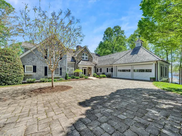 330 Upland Shores Dr, Penhook, VA 24137