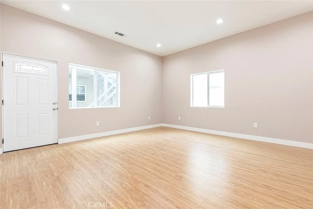 2 bed, 900 sqft, $3,000 — Photo 4