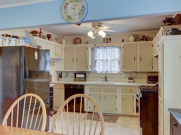 4th image of 242 Park Ln