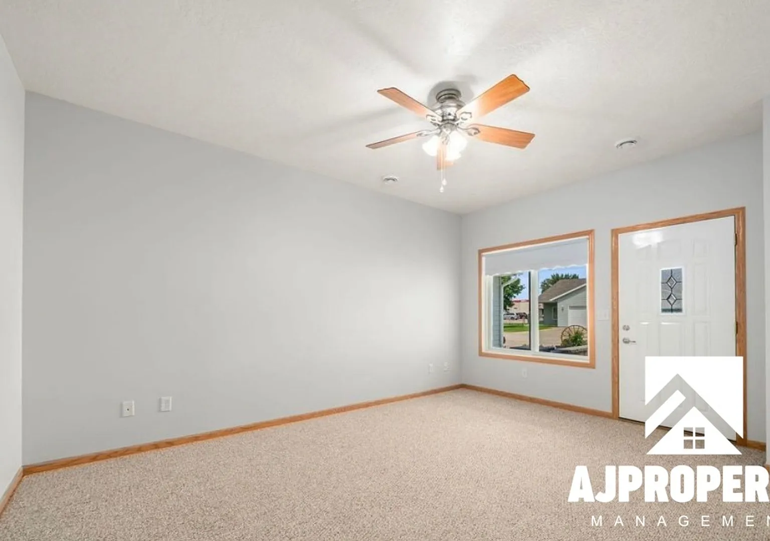 Modern and Updated Townhouse in Comfy Hartford, SD Location — Photo 4