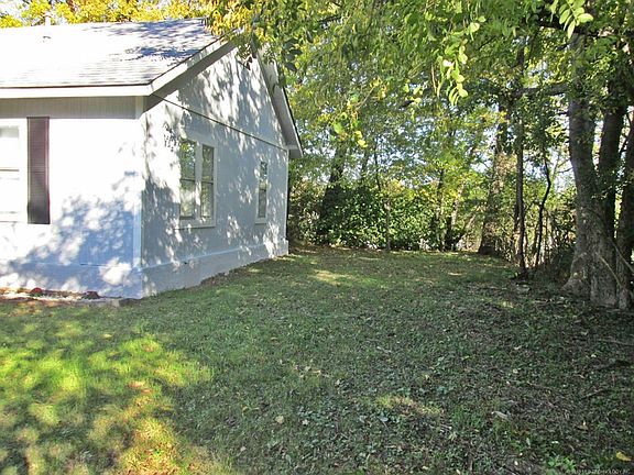 3rd image of 107 W Louellen St