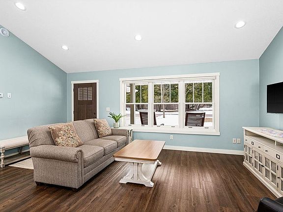 5th image of 521 School Ave
