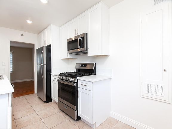 5th image of 2911 Jarvis St #2911
