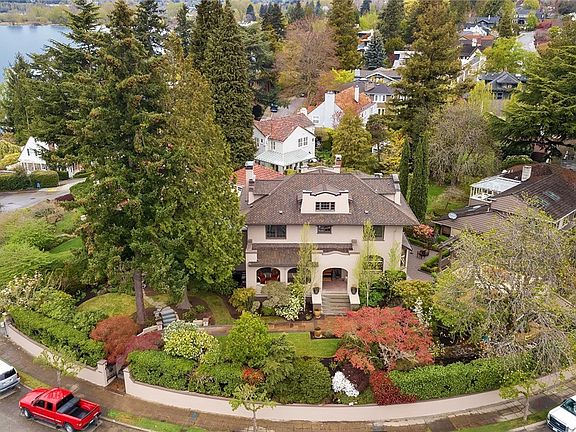 3rd image of 3011 E Laurelhurst Dr NE