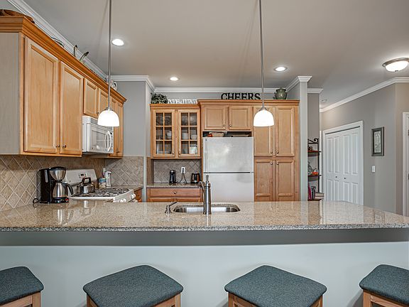 3rd image of 6 Ashwood Cir
