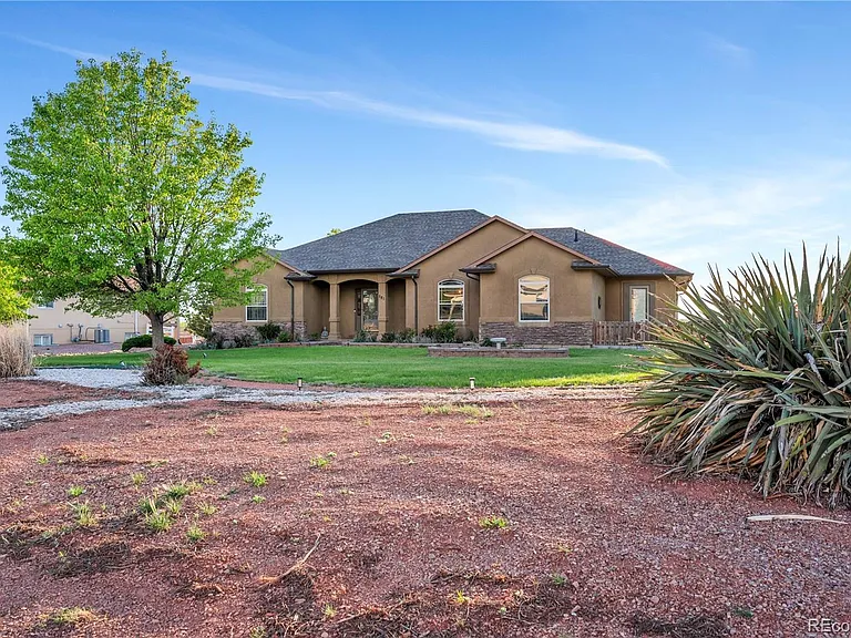 581 S Seaside Dr — Photo 1