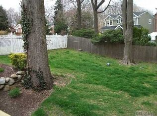 8 Tanglewood Ct, Greenlawn, NY 11740