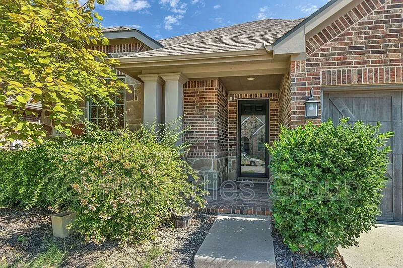 3 bed, 2.5 bath, 2289 sqft, $2,595 — Photo 3