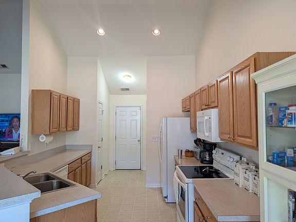 3rd image of 146 Seville Dr.