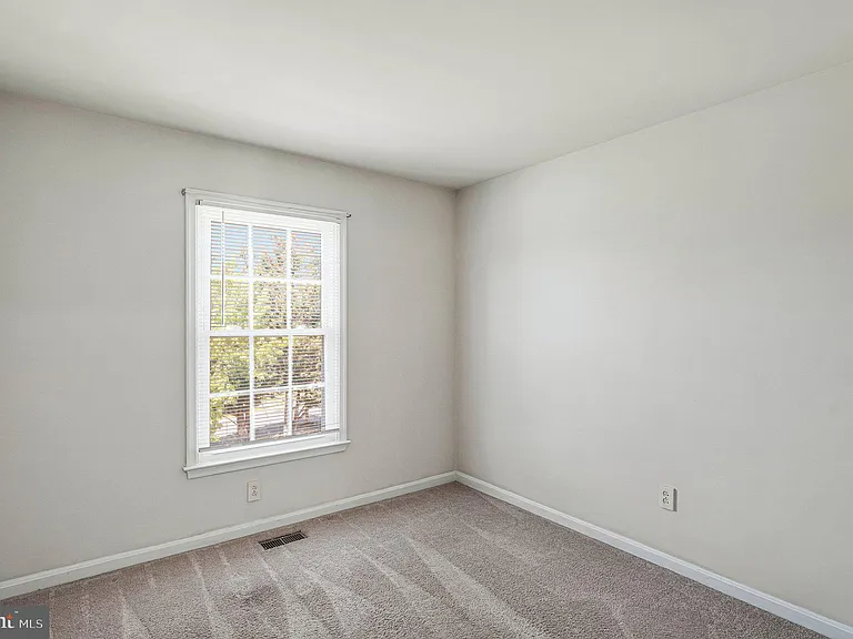 7059 Kings Manor Dr — Photo 20