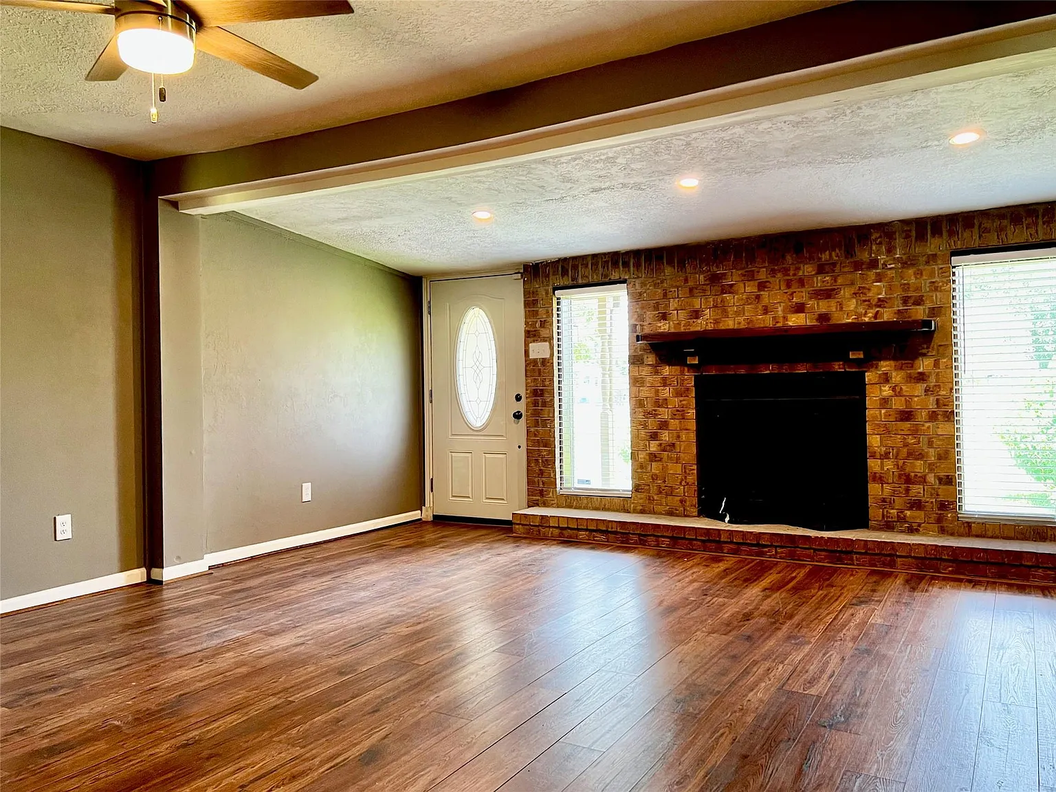 2 bed, 1.0 bath, 1191 sqft, $1,400 — Photo 2
