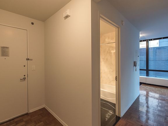 4th image of 420 E 61st St APT 12A