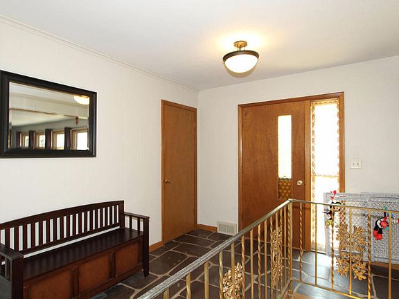 3rd image of 1423 Hawthorn Dr