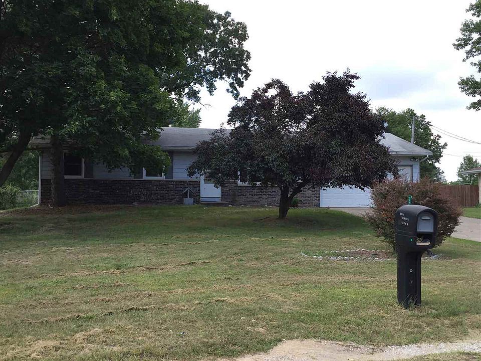 2nd image of 23587 Linden Dr