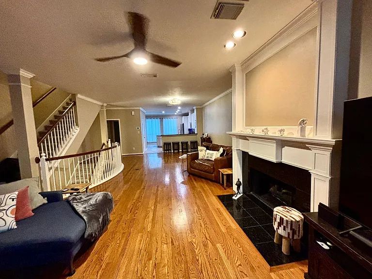1310 W Webster St — Photo 8