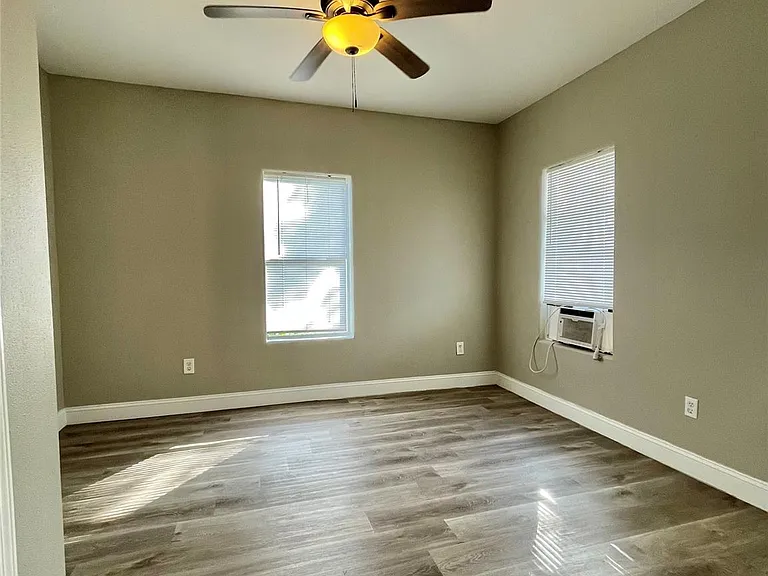 1014 W 4th St — Photo 10