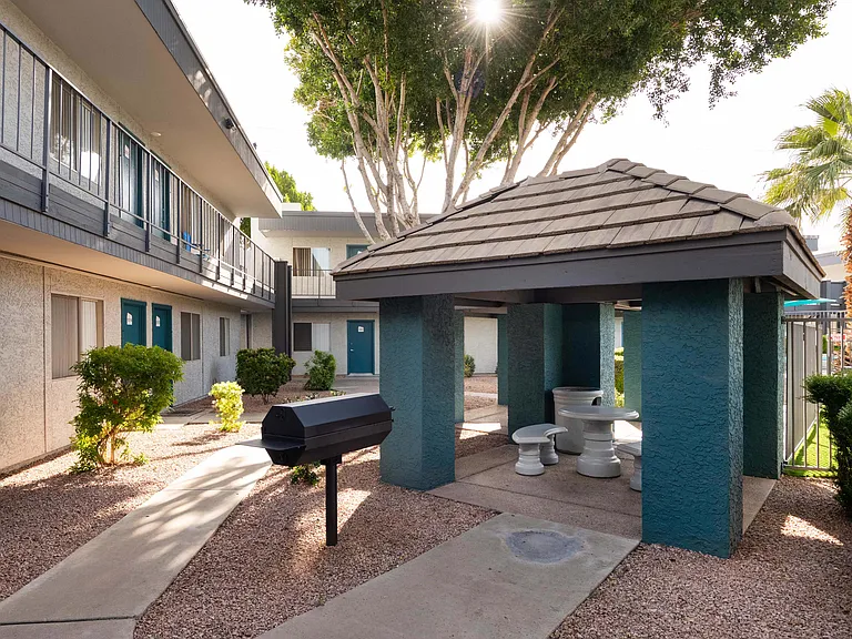 Camelback Cove Apartments — Photo 32
