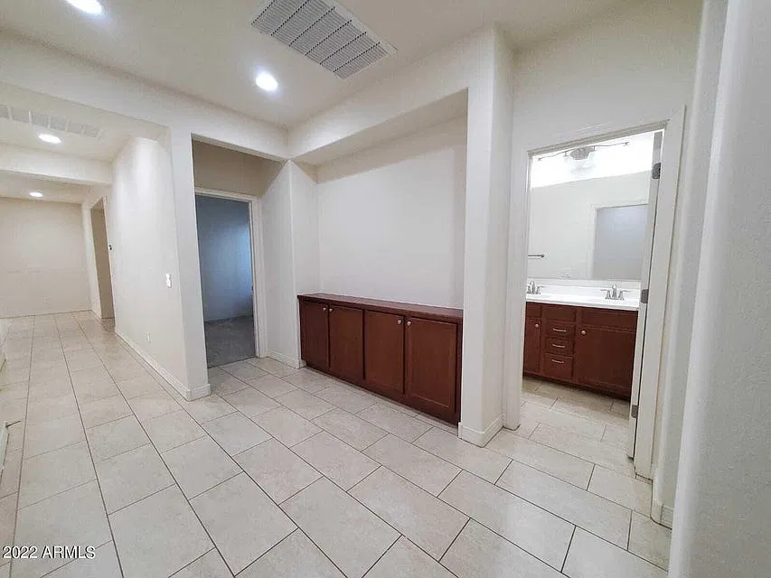 3 bed, 1898 sqft, $2,345 — Photo 4